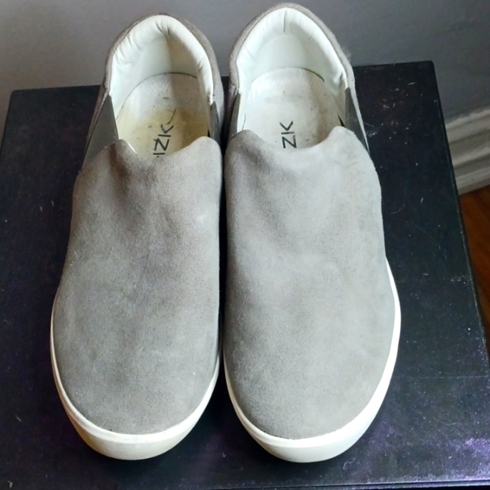 Grey, hands free, sneaker